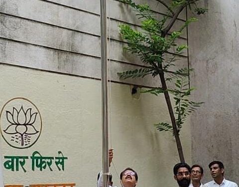 भाजपा कार्यालय आ.सुरेश भोळे {राजूमामा} यांच्या हस्ते झेंडावंदन