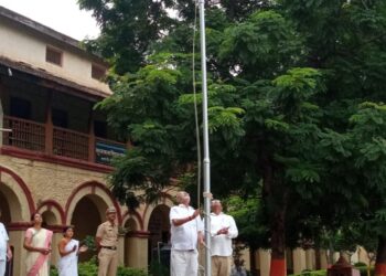 माविप्रच्या शिक्षणशास्त्र विद्यालयात चेअरमन गोकूळ पाटील यांच्याहस्ते झेंडावंदन