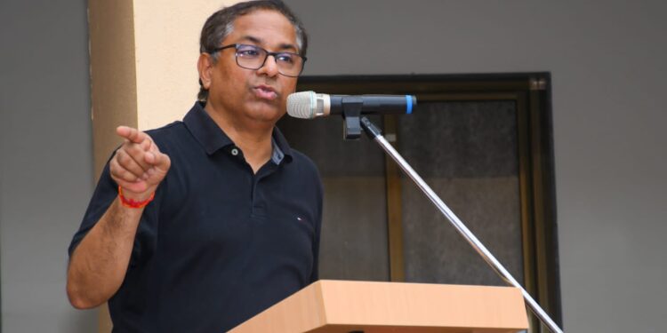 आशावादी अथवा निराशावादी न होता प्रयत्नवादी बना : ज्येष्ठ संपादक आणि विचारवंत डॉ.उदय निरगुडकर