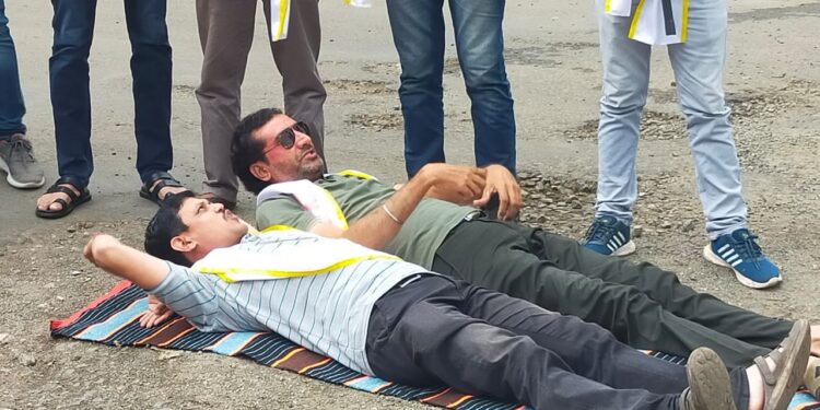 डागडुजी केलेला खड्डा जैसे थे… आणि खड्डयात ‘झोपा काढा’ आंदोलनाचा ‘प्रहार’