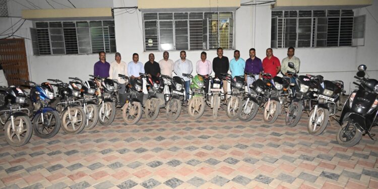 मोटार सायकल चोरी करणारी टोळीचा पर्दाफाश ; १६ टूव्हीलर घेतल्या ताब्यात