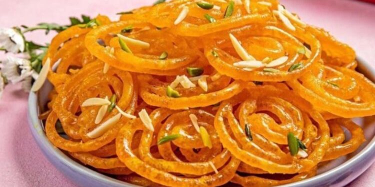 घरबसल्या कुरकुरीत जिलेबीचा घ्या आस्वाद ! जाणून घ्या बनवण्याची पद्धत..