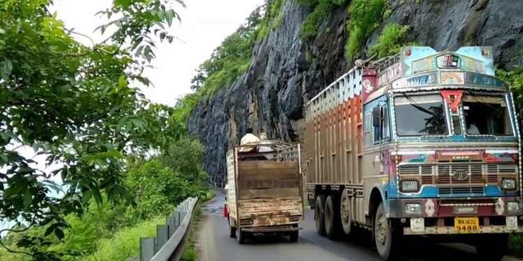 कन्नड घाटाच्या वाहतूक कोंडीबाबत औरंगाबाद खंडपीठाचा मोठा निर्णय ; घाटातून ‘या’ वाहनांवर घातली बंदी