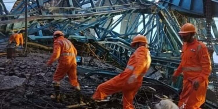 भीषण ! गर्डर मशिन कोसळून 17 कामगार ठार, समृद्धी महामार्गावरील घटना