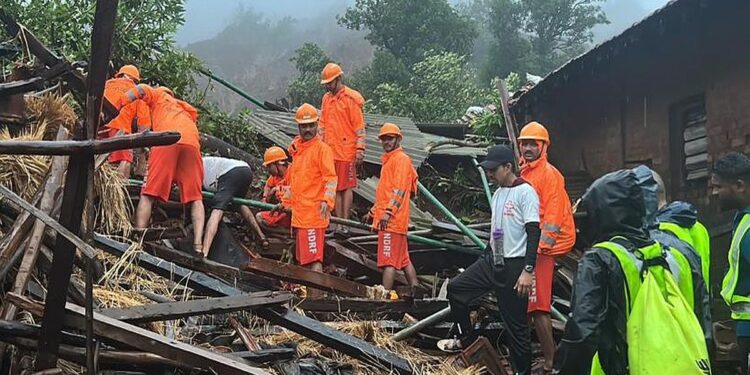 इरशाळवाडी भूस्खलना दरड कोसळल्याच्या दुर्घटनेत ५७ जणांचा शोध घेऊनही सापडलेच नाही ; शासनाकडून ५ लाखाची मदत