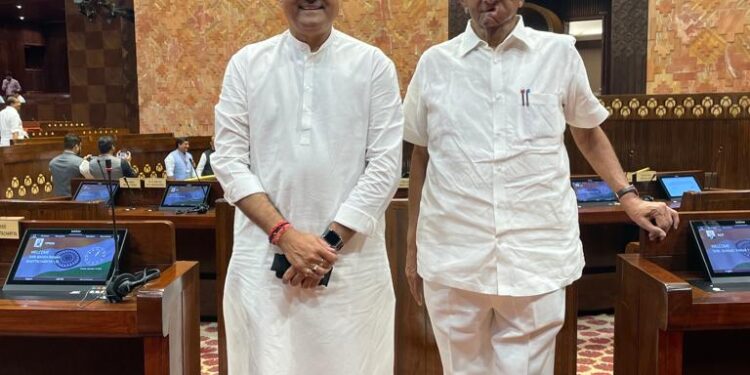 खा. प्रफुल्ल पटेल यांनी राष्ट्रवादीचे अध्यक्ष शरद पवार यांच्यासोबत काढलेल्या एकत्रित फोटोची राजकीय वर्तुळात चर्चा