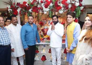 अभिनेता सलमानच्या घरी मोठ्या थाटात गणपती बाप्पांची पूजा-आरती ; मुख्यमंत्र्यांनी घेतले दर्शन, फोटो पहा