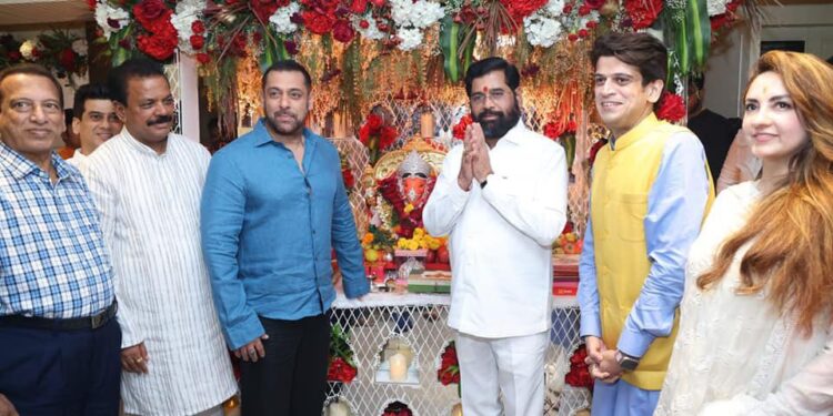 अभिनेता सलमानच्या घरी मोठ्या थाटात गणपती बाप्पांची पूजा-आरती ; मुख्यमंत्र्यांनी घेतले दर्शन, फोटो पहा