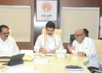 जळगाव जिल्ह्यातील पीक विम्याची अग्रीम रक्कम दिवाळीपूर्वी शेतकऱ्यांच्या खात्यात जमा करावी – कृषिमंत्री