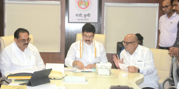 जळगाव जिल्ह्यातील पीक विम्याची अग्रीम रक्कम दिवाळीपूर्वी शेतकऱ्यांच्या खात्यात जमा करावी – कृषिमंत्री