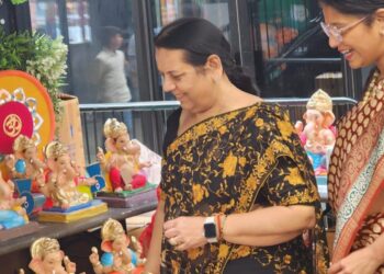 लंडन येथे गणेश विक्री स्टॉल ; फलकही लावले मराठीत !