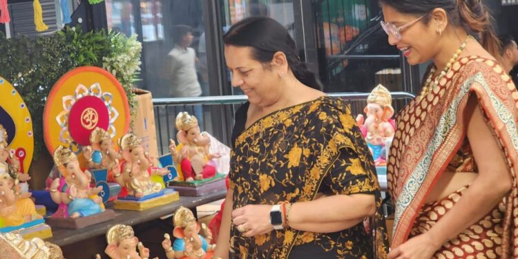 लंडन येथे गणेश विक्री स्टॉल ; फलकही लावले मराठीत !