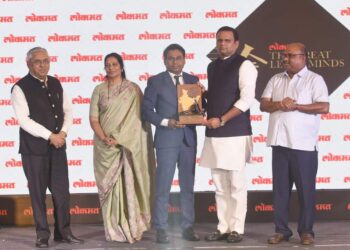 विधानसभा अध्यक्ष ॲड.राहुल नार्वेकर यांच्याहस्ते ॲड. सिद्धार्थ इंगळे यांना पुरस्कार