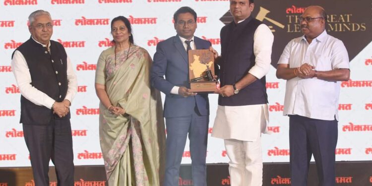 विधानसभा अध्यक्ष ॲड.राहुल नार्वेकर यांच्याहस्ते ॲड. सिद्धार्थ इंगळे यांना पुरस्कार