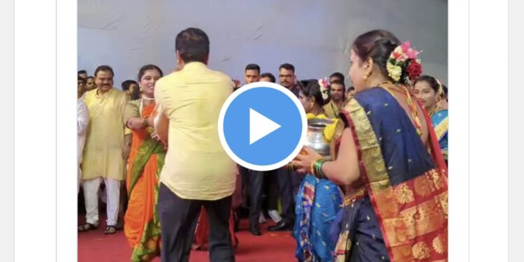 किरीट सोमय्या यांनी दहीहंडीत फुगडी खेळून व तरुणांसोबत भर पावसात डान्स करून केली धमाल ; व्हिडीओ प्रचंड व्हायरल