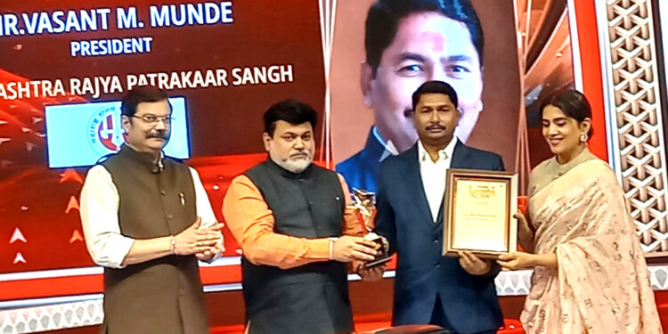 वसंत मुंडे यांना ‘महाराष्ट्राचे अनमोल रत्न’ पुरस्कार