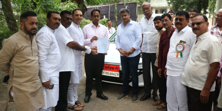 बहिणाबाई स्मारकाचे काम पूर्ण होण्यासाठी आ.रोहित पवार यांचे जिल्हाधिकाऱ्यांना निवेदन