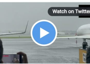 मुंबई विमानतळावर विमान कोसळलं ; व्हिडिओ पहा