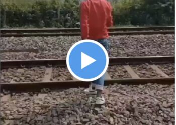 रेल्वे ट्रकवर उभा राहून रील बनवत होता ; मागून ट्रेनने दिली धडक : अंगावर काटा येणारी घटना कॅमेऱ्यात कैद