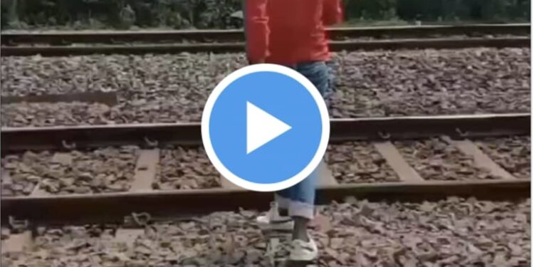 रेल्वे ट्रकवर उभा राहून रील बनवत होता ; मागून ट्रेनने दिली धडक : अंगावर काटा येणारी घटना कॅमेऱ्यात कैद