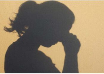 खळबळजनक ; तीन महिन्यापासून तीनही बाप बेटे करत होते महिलेवर बलात्कार ; ७०० पॉर्न व्हिडीओ सुद्धा काढले