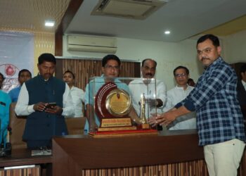 पाल येथील डॉ. विशाल पाटील वैद्यकीय सेवा पुरस्काराने सन्मानित