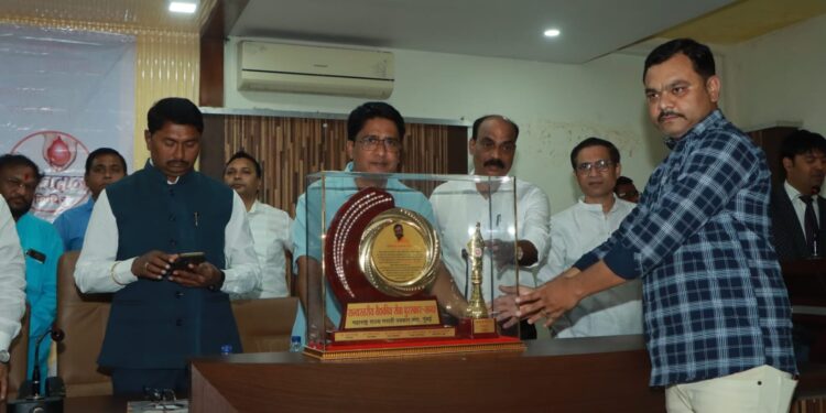 पाल येथील डॉ. विशाल पाटील वैद्यकीय सेवा पुरस्काराने सन्मानित