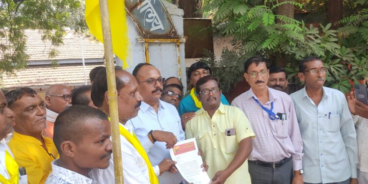 आदिवासी कोळी समाज जमातीच्या जात व वैधता प्रमाणपत्र संदर्भात पाचोऱ्यात रास्तारोको  आंदोलन