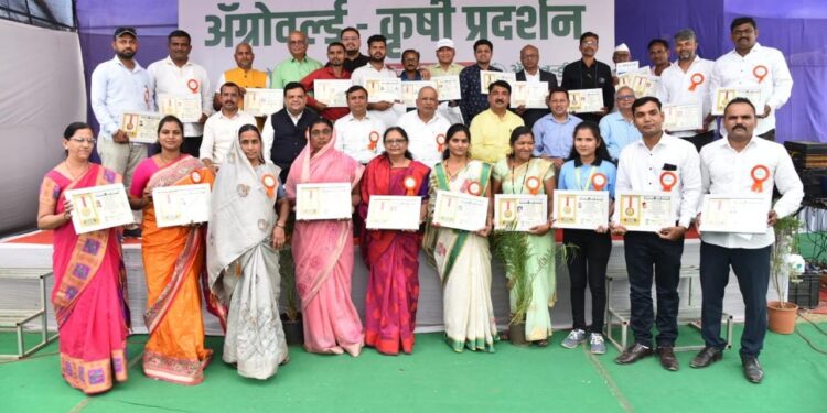 शेती टिकविण्यासाठी अ‍ॅग्रोवर्ल्डच्या चळवळीत सहभागी झाले पाहिजे  – खा. उन्मेष पाटील यांचे शेतकर्‍यांना आवाहन ; अ‍ॅग्रोवर्ल्डतर्फे शेतकरी, उद्योजकांचा पुरस्काराने सन्मान