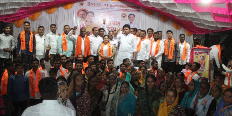 गोंडगाव येथे असंख्य महिला आणि पुरुषांचा शिवसेना पक्षात प्रवेश