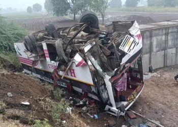 चालकाचे खासगी बसवरील नियंत्रण सुटले अन्.. प्रवाशांची आरडाओरड, मेहुणबारेनजीक मोठी घटना