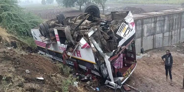 चालकाचे खासगी बसवरील नियंत्रण सुटले अन्.. प्रवाशांची आरडाओरड, मेहुणबारेनजीक मोठी घटना