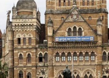 मुंबईतील रस्ते धुण्यासाठी १००० टॅंकर ; रस्त्यांवरील धूळ साफ करण्यासाठी विशेष पथके 