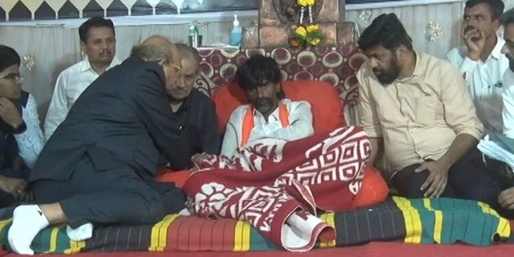 मराठ्यांना आरक्षण नक्की मिळेल, राज्य सरकारचं शिष्टमंडळ अंतरवली सराटी गावात दाखल