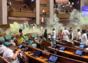 खळबळ ; संसदेच्या आत घुसून दोन तरुणांनी स्मोक क्रॅकर्स उडवले ;  संसदेच्या सुरक्षा व्यवस्थेचे धिंडवडे