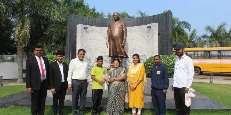 शिवसेना नेत्या सौ. वैशालीताई सुर्यवंशी यांच्या हस्ते कु.कृष्णा ठाकरे यांचा सत्कार