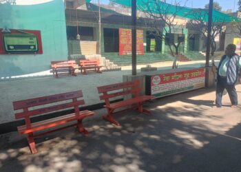 गुजरातच्या आमदार संगीता पाटील यांच्याकडून मंगळग्रह मंदिरास बाके भेट