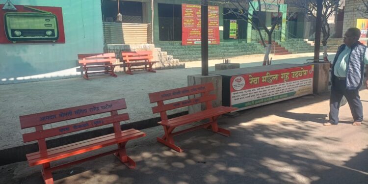 गुजरातच्या आमदार संगीता पाटील यांच्याकडून मंगळग्रह मंदिरास बाके भेट