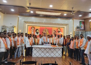 आ. किशोरअप्पांच्या नेतृत्वात सरपंच, उपसरपंचासह ग्रामपंचायत सदस्यांचा शिवसेनेत प्रवेश