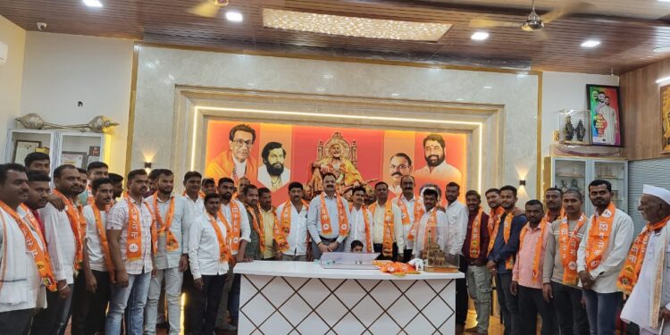आ. किशोरअप्पांच्या नेतृत्वात सरपंच, उपसरपंचासह ग्रामपंचायत सदस्यांचा शिवसेनेत प्रवेश
