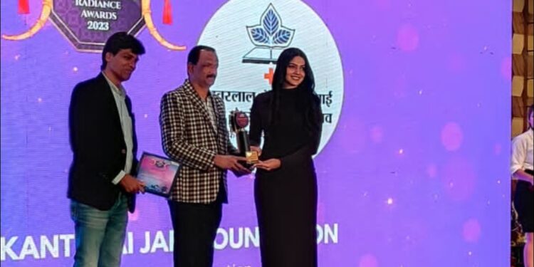 भवरलाल अँड कांताबाई जैन फाउंडेशन ला  रेडिओ सिटीचा महाराष्ट्र रेडियन्स अवॉर्ड ; स्नेहाची शिदोरी अविरत सुरू असल्याबद्दल गौरव 