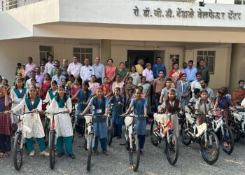 रोटरी क्लब जळगावतर्फे ५० सायकलींचे वाटप