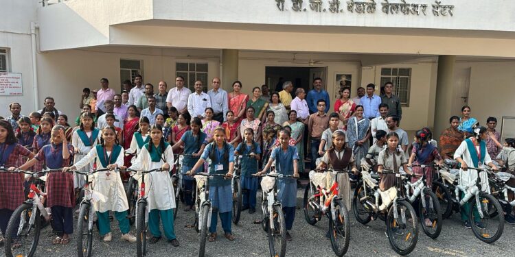 रोटरी क्लब जळगावतर्फे ५० सायकलींचे वाटप