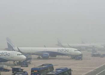 धक्कादायक ! १७ हजार फूट उंचीवर असताना अचानक विमानाचं इंजिन फेल