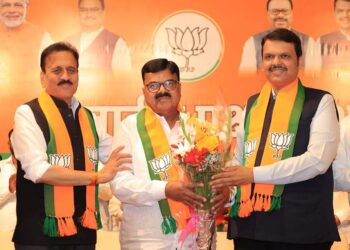 अखेर राष्ट्रवादीचे नेते संजय गरुडांचा अठराशे पदाधिकारी, कार्यकर्त्यांसह देवेंद्र फडणवीसांच्या उपस्थितीत भाजपात प्रवेश ; जामनेरात राष्ट्रवादीला मोठं खिंडार