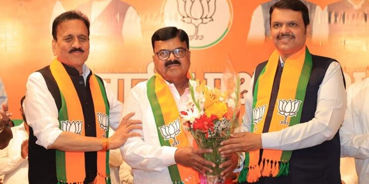 अखेर राष्ट्रवादीचे नेते संजय गरुडांचा अठराशे पदाधिकारी, कार्यकर्त्यांसह देवेंद्र फडणवीसांच्या उपस्थितीत भाजपात प्रवेश ; जामनेरात राष्ट्रवादीला मोठं खिंडार