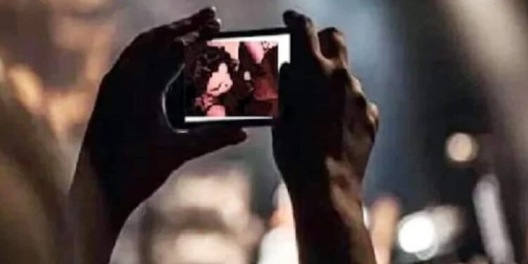 जळगावात खळबळजनक प्रकार ; महिलेसोबत सेक्स करतांना व्हिडीओ तयार केला, व्हायरल करण्याचा धाक दाखवत खंडणी मागितली