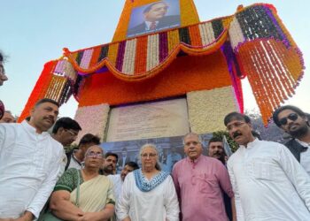 ॲड. प्रकाश आंबेडकरांची भीमा कोरेगाव विजय स्तंभाला मानवंदना