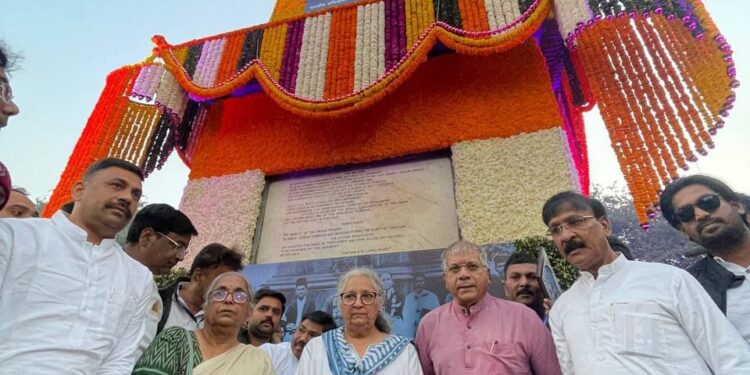 ॲड. प्रकाश आंबेडकरांची भीमा कोरेगाव विजय स्तंभाला मानवंदना