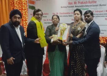 पालीवाल पिता पुत्र यांना एकाचवेळी पत्रकारिता पुरस्कार
